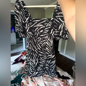 Black and white patterned short dress